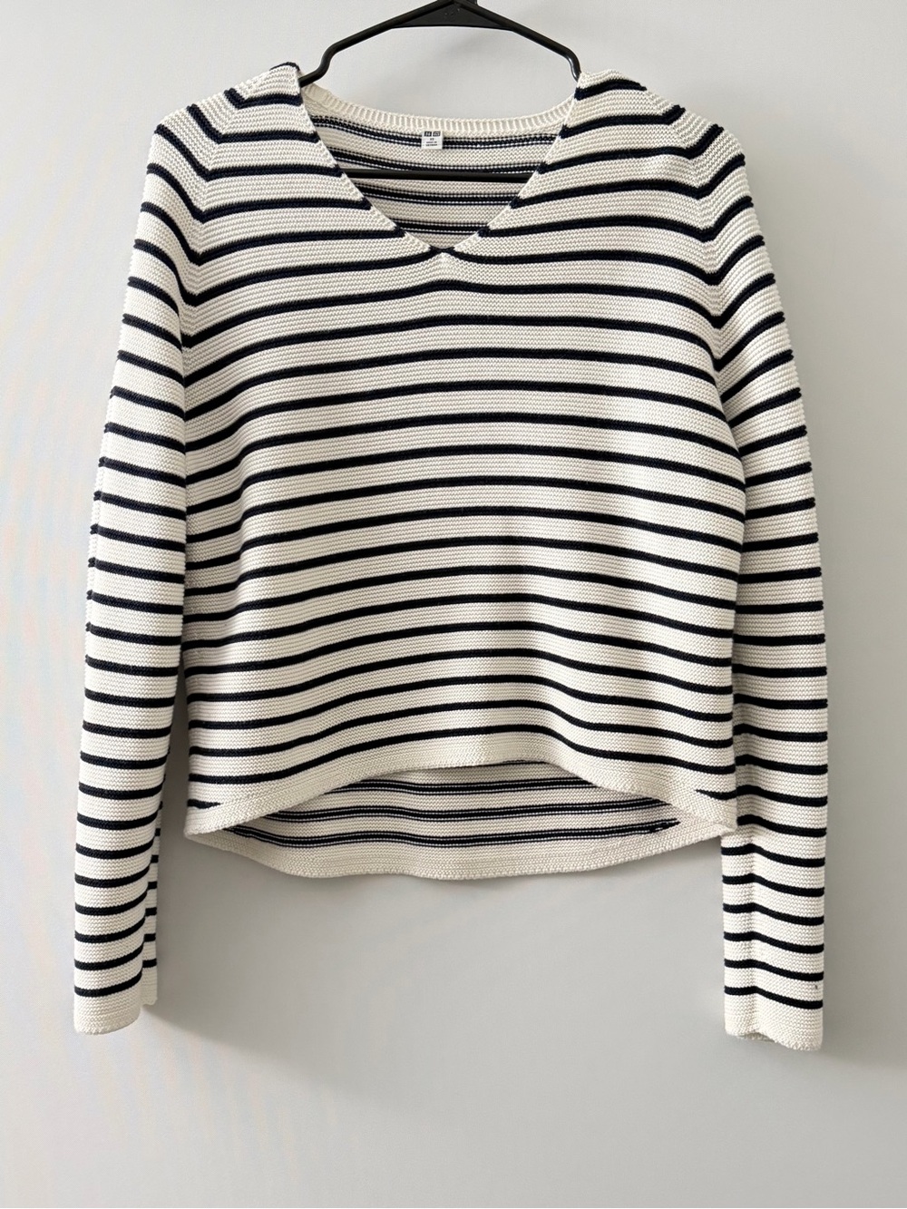 Uniqlo Size XS Women's Striped V Neck Long Sleeve Short Sweater Off White Used